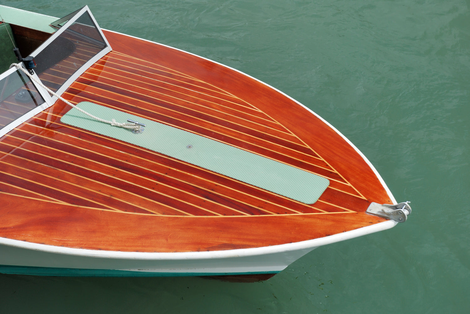 StepbyStep Guide to Varnishing Your Boat Teamac